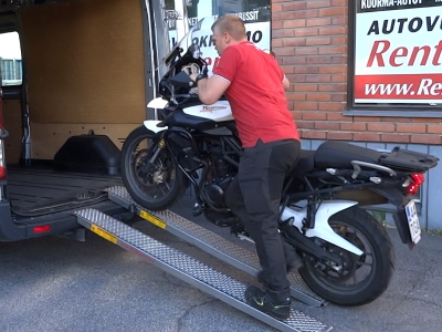 Moottoripyörän lastaus pakettiautoon lastausrampeilla